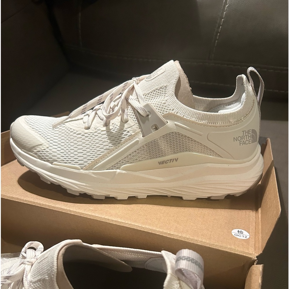 Women’s North Face Tennis Shoes size 9 NWT